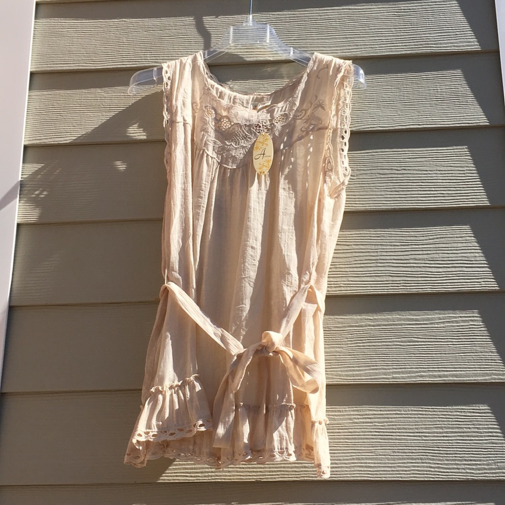 Sleeveless lace blouse with belt